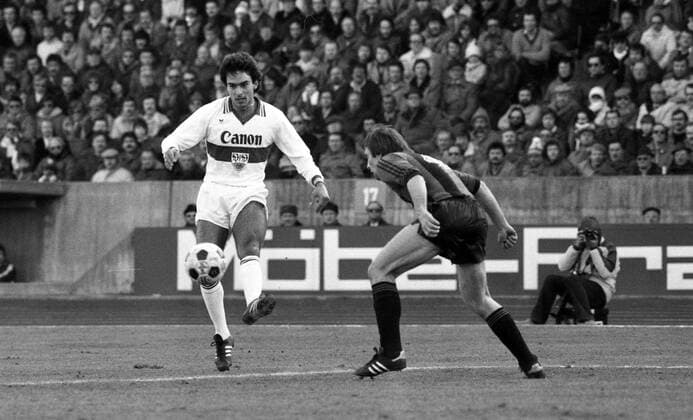 14.02.81 VfB Stuttgart - Eintracht Frankfurt Deutschland, Stuttgart, 14.02.1981, Fussball, Bundesliga, VfB Stuttgart - Eintracht Frankfurt (1:1): v.l. Hansi Müller (VfB Stuttgart), Karl-Heinz Charly Körbel (Eintracht Frankfurt). *** 14 02 81 VfB Stuttgart Eintracht Frankfurt Germany, Stuttgart, 14 02 1981, Football, Bundesliga, VfB Stuttgart Eintracht Frankfurt 1 1 v l Hansi Müller VfB Stuttgart , Karl Heinz Charly Körbel Eintracht Frankfurt