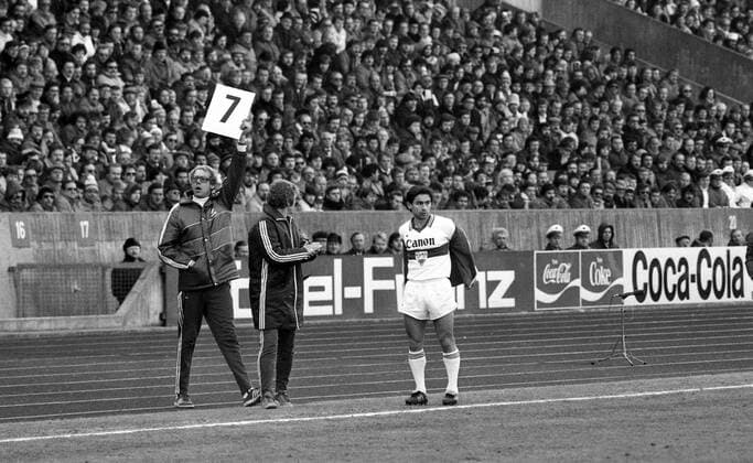 14.02.81 VfB Stuttgart - Eintracht Frankfurt Deutschland, Stuttgart, 14.02.1981, Fussball, Bundesliga, VfB Stuttgart - Eintracht Frankfurt (1:1): v.l. Jürgen Sundermann (Trainer VfB Stuttgart), Ilyas Tüfekci (VfB Stuttgart). *** 14 02 81 VfB Stuttgart Eintracht Frankfurt Germany, Stuttgart, 14 02 1981, Football, Bundesliga, VfB Stuttgart Eintracht Frankfurt 1 1 v l Jürgen Sundermann coach VfB Stuttgart , Ilyas Tüfekci VfB Stuttgart