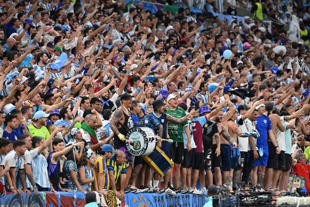 argentinische Fans,Fussballfans, Jubel,Freude,Begeisterung, Viertellfinale,Quarterfinal,Spiel 57, Niederlande (NED) - Argentinien (ARG) 3-4 i.E. am 09.12.2022, Lusail Stadium Fussball Weltmeisterschaft 20122 in Katar vom 20.11. - 18.12.2022 *** Argentine fans,football fans,cheering,joy,enthusiasm,quarterfinal,quarterfinal,game 57,Netherlands NED Argentina ARG 3 4 i E on 09 12 2022,Lusail Stadium Football World Cup 20122 in Qatar from 20 11 18 12 2022