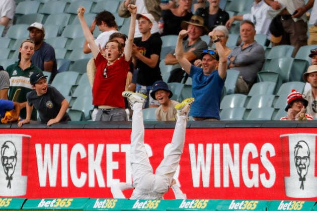 Bilder des Jahres 2022, Sport 12 Dezember Sport Bilder des Tages CRICKET AUSTRALIA WEST INDIES, Tagenarine Chanderpaul of the West Indies trips on the boundary watching a six from Travis Head of Australia during the Second Test between Australia and the West Indies, as part of the West Indies tour of Australia, at Adelaide Oval in Adelaide, Saturday, December 10, 2022. ( NO ARCHIVING, EDITORIAL USE ONLY, NO USE IN BOOKS WITHOUT CONSENT ADELAIDE SOUTH AUSTRALIA AUSTRALIA  Copyright: xMATTxTURNERx 20221210001741019119