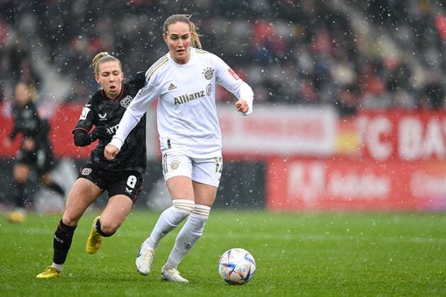v li Elisa Senss Bayer Leverkusen, 6 Sydney Lohmann FC Bayern München, FCB, 12 in duel, duel, tackle, dynamic, action, 10 12 2022, Munich Germany , Football, Flyeralarm Frauen Bundesliga, FC Bayern München Bayer Leverkusen, DFB DFL REGULATIONS PROHIBIT ANY USE OF PHOTOGRAPHS AS IMAGE SEQUENCES AND OR QUASI VIDEO xslx