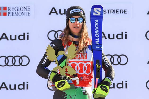Bilder des Jahres 2022, Sport 12 Dezember Sport Bilder des Tages ALPINE SKIING - FIS WC Sestriere SESTRIERE,ITALY,10.DEC.22 - ALPINE SKIING - FIS World Cup, giant slalom, ladies. Image shows Marta Bassino (ITA). Keywords: trophy.  GEPAxpictures xMarioxBuehner