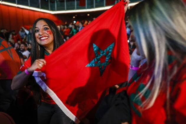 AMSTERDAM - Supporters of the Moroccan football team watch the match between Morocco and Portugal at the World Cup in Qatar in the Amsterdam Meervaart. ANP BAS CZERWINSKI xVIxANPxSportx xxANPxIVx *** AMSTERDAM Supporters of the Moroccan football team watch the match between Morocco and Portugal at the World Cup in Qatar in the Amsterdam Meervaart ANP BAS CZERWINSKI xVIxANPxSportx xxANPxIVx 459205834 originalFilename: 459205834.jpg