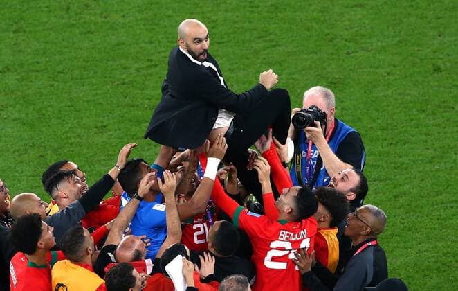 Sport Bilder des Tages Mandatory Credit: Photo by Michael Zemanek Shutterstock (13655764cn) Manager Walid Regragui of Morocco is lifted above the heads of his players after taking his team to the semi-finals after only three months in charge of the national team, Nationalteam Morocco v Portugal, FIFA World Cup, WM, Weltmeisterschaft, Fussball 2022, Quarter Final, Football, Al Thumama Stadium, Doha, Qatar - 10 Dec 2022 Editorial Use Only Morocco v Portugal, FIFA World Cup 2022, Quarter Final, Football, Al Thumama Stadium, Doha, Qatar - 10 Dec 2022 Editorial Use Only  Copyright: xMichaelxZemanek Shutterstockx 13655764cn