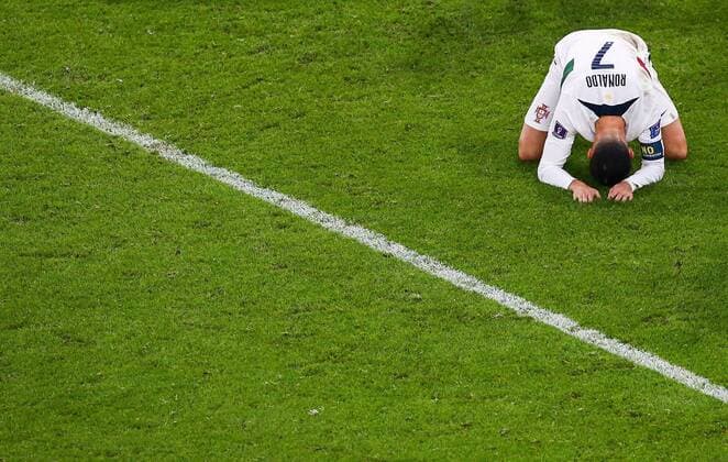 Bilder des Jahres 2022, Sport 12 Dezember Sport Bilder des Tages Mandatory Credit: Photo by Michael Zemanek Shutterstock (13655764cz) Cristiano Ronaldo of Portugal looks dejected at full-time Morocco v Portugal, FIFA World Cup, WM, Weltmeisterschaft, Fussball 2022, Quarter Final, Football, Al Thumama Stadium, Doha, Qatar - 10 Dec 2022 Editorial Use Only Morocco v Portugal, FIFA World Cup 2022, Quarter Final, Football, Al Thumama Stadium, Doha, Qatar - 10 Dec 2022 Editorial Use Only  Copyright: xMichaelxZemanek Shutterstockx 13655764cz