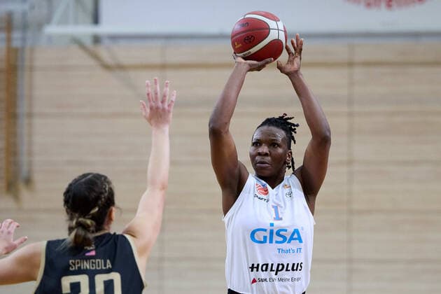 Isabelle Nicole Spingola Saarlouis, 30 , Uju Ugoka Lions, 1 , Gisa Lions MBC Inexio Royals Saarlouis, basketball, women, DBBL, championship, 8 match day, 2022 2023, 10 12 2022, hall SWH Arena Sachsen Anhalt Germany