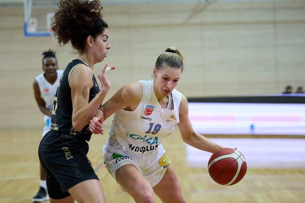 Laura OliveiraFerreira Saarlouis, 9 , Meret Kleine Beek Lions, 19 , Gisa Lions MBC Inexio Royals Saarlouis, basketball, women, DBBL, championship, 8 match day, 2022 2023, 10 12 2022, hall SWH Arena Saxony Anhalt Germany