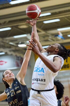 Lilli Froelich Saarlouis, 21 , Uju Ugoka Lions, 1 , Gisa Lions MBC Inexio Royals Saarlouis, basketball, women, DBBL, championship, 8 match day, 2022 2023, 10 12 2022, Hall SWH Arena Sachsen Anhalt Germany