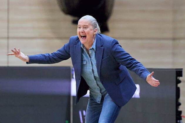 Isabel Fernandez Saarlouis, Head Coach , Gisa Lions MBC Inexio Royals Saarlouis, basketball, women, DBBL, championship, 8 match day, 2022 2023, 10 12 2022, hall SWH Arena Sachsen Anhalt Germany