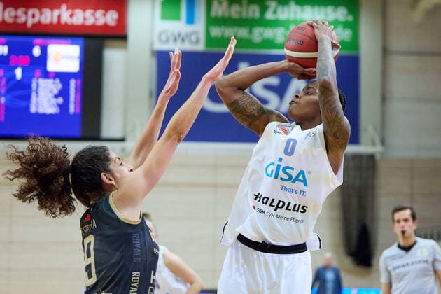 Laura OliveiraFerreira Saarlouis, 9 , Jasmine Gill Lions, 0 , Gisa Lions MBC Inexio Royals Saarlouis, basketball, women, DBBL, championship, 8 match day, 2022 2023, 10 12 2022, hall SWH Arena Sachsen Anhalt Germany