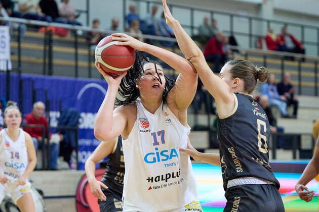 Elea Gaba Lions, 17 , Ketija Vihmane Saarlouis, 6 , Gisa Lions MBC Inexio Royals Saarlouis, basketball, women, DBBL, championship, 8 match day, 2022 2023, 10 12 2022, hall SWH Arena Sachsen Anhalt Germany