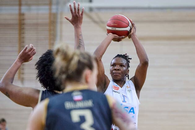 Brianna Lee Rollerson Saarlouis, 18 , Sylwia Bujniak Saarlouis, 3 , Uju Ugoka Lions, 1 , Gisa Lions MBC Inexio Royals Saarlouis, basketball, women, DBBL, championship, 8 match day, 2022 2023, 10 12 2022, hall SWH Arena Sachsen Anhalt Germany
