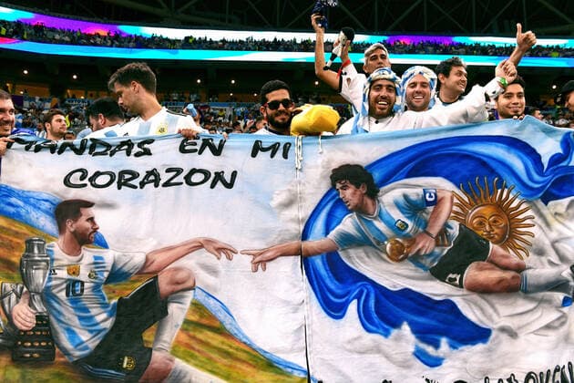Fussball, Weltmeisterschaft, 2022, Herren, Qatar, 2. Viertelfinale, Lusail Iconic Stadium, Niederlande - Argentinien 3:4 n.E.; Fans Argentinien mit Messi und Maradona Plakat. Fan, Fans, Fankultur, Begeisterung. FIFA REGULATIONS PROHIBIT ANY USE OF PHOTOGRAPHS AS IMAGE SEQUENCES AND OR QUASI-VIDEO *** Football, World Cup, 2022, men, Qatar, 2 quarterfinals, Lusail Iconic Stadium, Netherlands Argentina 3 4 n E fans Argentina with Messi and Maradona poster fan, fans, fan culture, enthusiasm FIFA REGULATES PROHIBIT ANY USE OF PHOTOGRAPHS AS IMAGE SEQUENCES AND OR QUASI VIDEO
