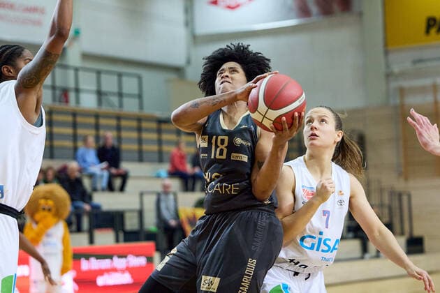 Brianna Lee Rollerson Saarlouis, 18 , Laura Schinkel Lions, 7 , Gisa Lions MBC Inexio Royals Saarlouis, basketball, women, DBBL, championship, 8 match day, 2022 2023, 10 12 2022, hall SWH Arena Sachsen Anhalt Germany