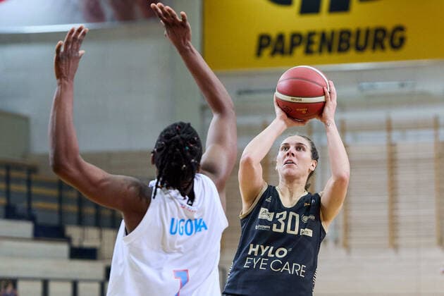 Uju Ugoka Lions, 1 , Isabelle Nicole Spingola Saarlouis, 30 , Gisa Lions MBC Inexio Royals Saarlouis, basketball, women, DBBL, championship, 8 match day, 2022 2023, 10 12 2022, hall SWH Arena Sachsen Anhalt Germany
