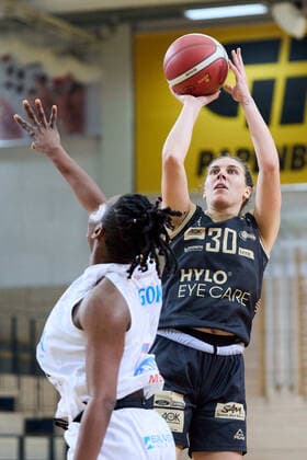 Uju Ugoka Lions, 1 , Isabelle Nicole Spingola Saarlouis, 30 , Gisa Lions MBC Inexio Royals Saarlouis, basketball, women, DBBL, championship, 8 match day, 2022 2023, 10 12 2022, hall SWH Arena Sachsen Anhalt Germany
