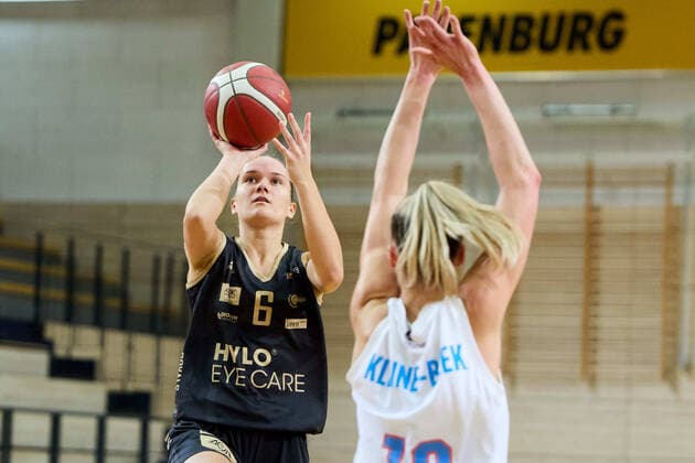 Ketija Vihmane Saarlouis, 6 , Meret Kleine Beek Lions, 19 , Gisa Lions MBC Inexio Royals Saarlouis, basketball, women, DBBL, championship, 8 match day, 2022 2023, 10 12 2022, Hall SWH Arena Saxony Anhalt Germany