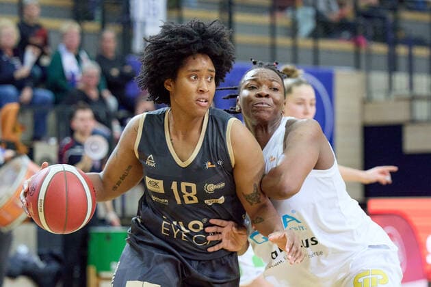 Brianna Lee Rollerson Saarlouis, 18 , Uju Ugoka Lions, 1 , Gisa Lions MBC Inexio Royals Saarlouis, basketball, women, DBBL, championship, 8 match day, 2022 2023, 10 12 2022, hall SWH Arena Sachsen Anhalt Germany