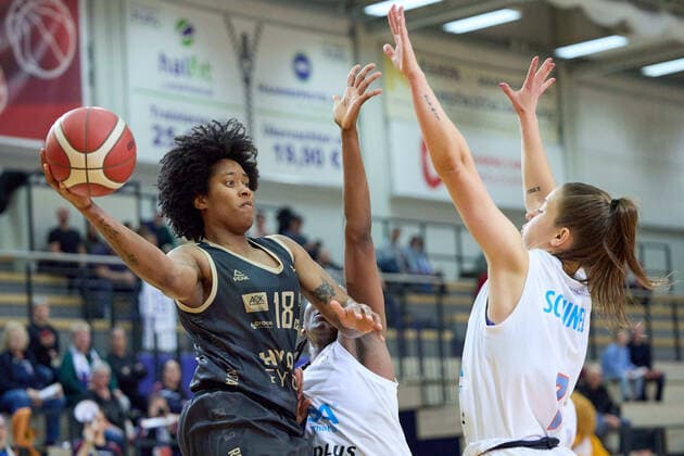Brianna Lee Rollerson Saarlouis, 18 , Uju Ugoka Lions, 1 , Laura Schinkel Lions, 7 , Gisa Lions MBC Inexio Royals Saarlouis, basketball, women, DBBL, championship, 8 match day, 2022 2023, 10 12 2022, hall SWH Arena Saxony Anhalt Germany
