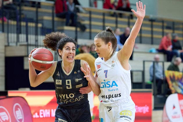 Laura OliveiraFerreira Saarlouis, 9 , Laura Schinkel Lions, 7 , Gisa Lions MBC Inexio Royals Saarlouis, basketball, women, DBBL, championship, 8 match day, 2022 2023, 10 12 2022, hall SWH Arena Saxony Anhalt Germany