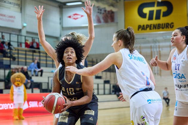 Brianna Lee Rollerson Saarlouis, 18 , Lilly Oswald Lions, 16 , Laura Schinkel Lions, 7 , Elea Gaba Lions, 17 , Gisa Lions MBC Inexio Royals Saarlouis, basketball, women, DBBL, championship, 8 match day, 2022 2023, 10 12 2022, hall SWH Arena Sachsen Anhalt Germany
