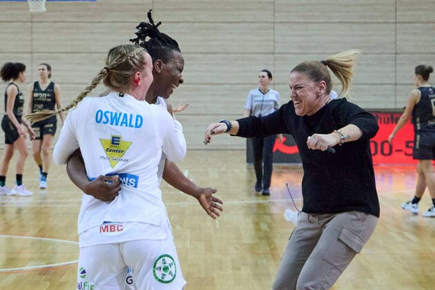 Katerina Hatzidaki Lions, Head Coach cheers with Lilly Oswald Lions, 16 and Uju Ugoka Lions, 1 after 62 60 home win, Gisa Lions MBC Inexio Royals Saarlouis, basketball, women, DBBL, championship, 8 match day, 2022 2023, 10 12 2022, hall SWH Arena Sachsen Anhalt Germany
