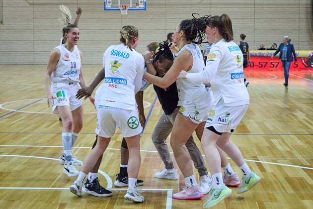 Lions jubilation after 62 60 home win, Gisa Lions MBC Inexio Royals Saarlouis, basketball, women, DBBL, championship, 8 match day, 2022 2023, 10 12 2022, Hall SWH Arena Sachsen Anhalt Germany