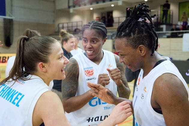 Laura Schinkel Lions, 7 , Jasmine Gill Lions, 0 , Uju Ugoka Lions, 1 , jubilation after 62 60 home win, Gisa Lions MBC Inexio Royals Saarlouis, basketball, women, DBBL, championship, 8 match day, 2022 2023, 10 12 2022, Hall SWH Arena Saxony Anhalt Germany
