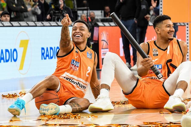 Bilder des Jahres 2022, Sport 12 Dezember Sport Themen der Woche KW49 Sport Bilder des Tages GER, BBL, ratiopharm Ulm vs HAKRO Merlins Crailsheim 10.12.2022, ratiopharm arena, Neu-Ulm, GER, BBL, ratiopharm Ulm vs HAKRO Merlins Crailsheim, im Bild Ulmer Jubel nach Spielende, Yago Mateus dos Santos (Ulm, 2), Karim Jallow (Ulm, 35) *** GER, BBL, ratiopharm Ulm vs HAKRO Merlins Crailsheim 10 12 2022, ratiopharm arena, New Ulm, GER, BBL, ratiopharm Ulm vs HAKRO Merlins Crailsheim, pictured Ulm cheering after end of game, Yago Mateus dos Santos Ulm, 2 , Karim Jallow Ulm, 35 nordphotoxGmbHx xHafner nph00200