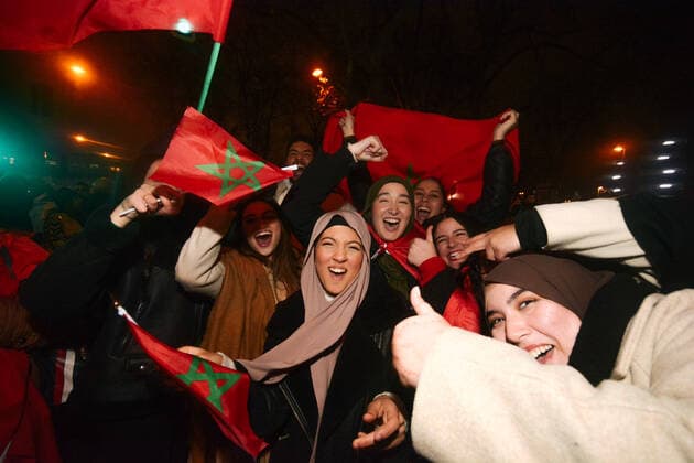 Morocco Football Fans Celebrate In Duesseldorf general view of thousands of Morocco football fans are seen celebrating near Duesseldorf central station in Duesseldorf, Germany on December 10, 2022 after Morocco kocks portugal out of World Cup Duesseldorf Germany  Copyright: xYingxTangx originalFilename:tang-notitle221210_npo6g.jpg