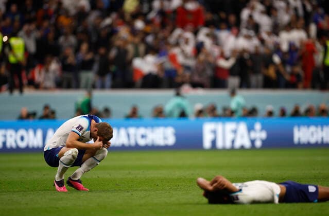Harry Kane (L) of England reacts after the FIFA World Cup, WM, Weltmeisterschaft, Fussball quarters finals soccer match between England and France at Al Bayt stadium in Al Khor, Qatar, 10 December 2022. World Cup 2022: England vs. France !ACHTUNG: NUR REDAKTIONELLE NUTZUNG!  Copyright: xAlbertoxEstevezx GR6283 20221210-1e43a7223c38e79ab3cc0a0a5793bbec4a948f5e