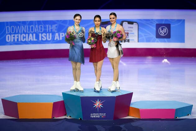 Bilder des Jahres 2022, Sport 12 Dezember Sport Themen der Woche KW49 Sport Bilder des Tages ISU Grand Prix of Figure skating, Eiskunstlauf Final Isabeau Levito, Mai Mihara, Loena Hendrickx pse on the podium in the Women s medal ceremony during day three of the ISU Grand Prix of Figure Skating Final. Turin Italy Copyright: xNicolòxCampox