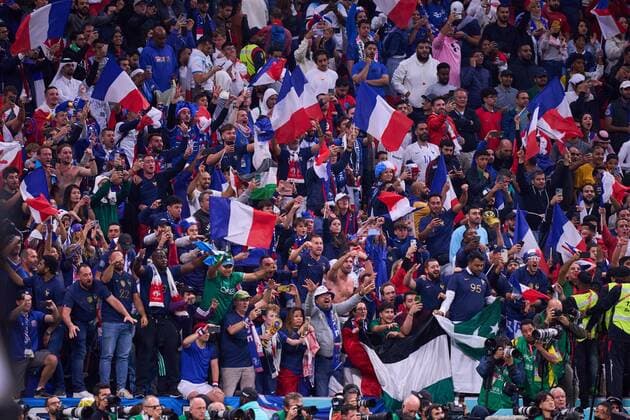 RECORD DATE NOT STATED FIFA World Cup, WM, Weltmeisterschaft, Fussball Qatar 2022 England vs France CF Fans o Aficion during the game England vs France, corresponding to the Quarterfinal of the FIFA World Cup Qatar 2022, at Al Bayt Stadium, Al Khor, Doha, on December 10, 2022. <br><br> Fans o Aficion durante el partido Inglaterra vs Francia, correspondiente a los cuartos de final de la Copa Mundial de la FIFA Catar 2022, en el Estadio Al Bayt, Al Khor, Doha, el 10 de Diciembre de 2022 AL KHOR DOHA QATAR  Copyright: xCristianxdexMarchenax 20221210_8412
