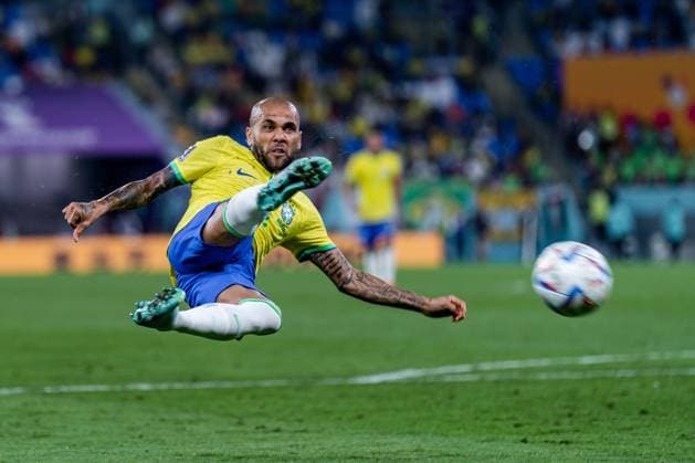 DOHA, QATAR - DECEMBER 05: Brazil defender Dani Alves attempts a scissor kick during the round of 16 match of the 2022 FIFA World Cup, WM, Weltmeisterschaft, Fussball in Qatar between Brazil and South Korea on December 5, 2022, at Stadium 974 in Doha, Qatar. (Photo by Richard Gordon Icon Sportswire) SOCCER: DEC 05 FIFA World Cup - South Korea v Brazil Icon221205990