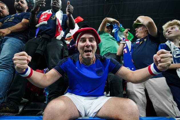 December 11, 2022: AL KHOR, QATAR - DECEMBER 10: France supporters celebrates the victory after the FIFA World Cup, WM, Weltmeisterschaft, Fussball Qatar 2022 quarter final match between England and France at Al Bayt Stadium, on December 10, 2022 in Al Khor, Qatar. - ZUMAp175 20221211_zsa_p175_029 Copyright: xFlorenciaxTanxJunx