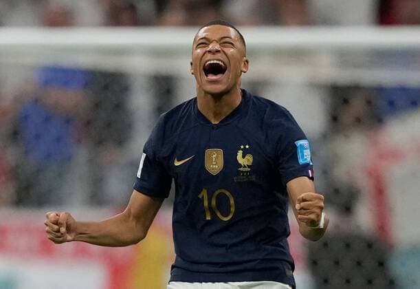 Mandatory Credit: Photo by Dave Shopland Shutterstock (13655765hb) Kylian Mbappe of France laughs after England s Harry Kane blasts penalty over the bar England v France, FIFA World Cup, WM, Weltmeisterschaft, Fussball 2022, Quarter Final, Football, Al Bayt Stadium, Al Khor, Qatar - 10 Dec 2022 Editorial Use Only England v France, FIFA World Cup 2022, Quarter Final, Football, Al Bayt Stadium, Al Khor, Qatar - 10 Dec 2022 Editorial Use Only  Copyright: xDavexShopland Shutterstockx 13655765hb