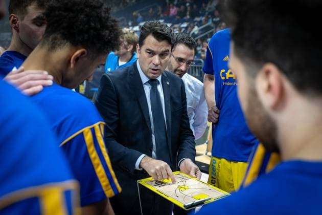 Basketball Berlin 10 12 2022 season 2022 2023 easyCredit BBL 1 Bundesliga Alba Berlin medi Bayreuth Israel Gonzalez Alba Berlin, coach