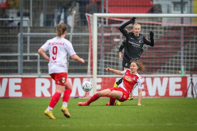 1 Women Bundesliga Koeln vs Freiburg, 11 12 2022 Lotta Cordes 15, 1 FC Koeln , Meret Felde SC Freiburg 4 , left Adriana Achcinska 9, 1 FC Koeln 1 FC Koeln vs SC Freiburg on matchday 10 of the Flyeralarm Womens Bundesliga on 11 12 2022 at Franz Kremer Stadion in Koeln North Rhine Westphalia DFL REGULATIONS PROHIBIT ANY USE OF PHOTOGRAPHS AS IMAGE SEQUENCES AND OR QUASI VIDEO Copyright: xBEAUTIFULxSPORTS AxelxKohringx