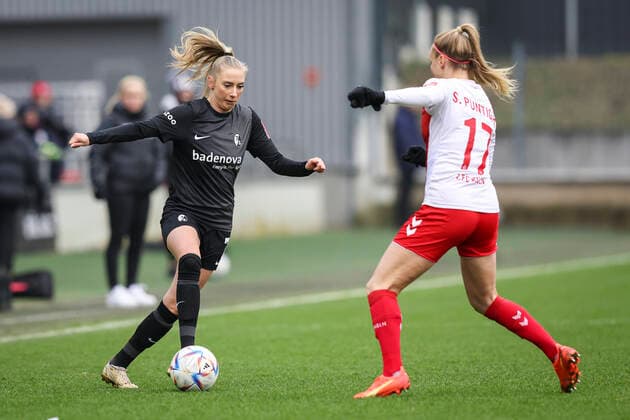 1 Women Bundesliga Koeln vs Freiburg, 11 12 2022 Chiara Bouziane SC Freiburg 7 , Sarah Puntigam 17, 1 FC Koeln 1 FC Koeln vs SC Freiburg on matchday 10 of the Flyeralarm Womens Bundesliga on 11 12 2022 at the Franz Kremer Stadium in Koeln North Rhine Westphalia DFL REGULATIONS PROHIBIT ANY USE OF PHOTOGRAPHS AS IMAGE SEQUENCES AND OR QUASI VIDEO Copyright: xBEAUTIFULxSPORTS AxelxKohringx