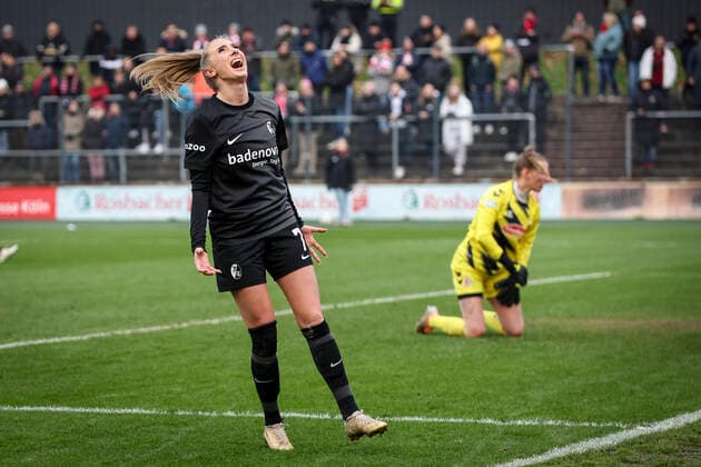 1 Frauen Bundesliga Koeln vs Freiburg, 11 12 2022 Chiara Bouziane SC Freiburg 7 aergert sich über eine vergebene Chance im Hintergrund Torhueterin Jasmin Pal 26, 1 FC Koeln 1 FC Koeln vs SC Freiburg on matchday 10 of the Flyeralarm Frauen Fussball Bundesliga on 11 12 2022 at Franz Kremer Stadion in Koeln North Rhine Westphalia DFL REGULATIONS PROHIBIT ANY USE OF PHOTOGRAPHS AS IMAGE SEQUENCES AND OR QUASI VIDEO Copyright: xBEAUTIFULxSPORTS AxelxKohringx