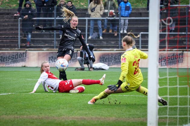 1 Women Bundesliga Koeln vs Freiburg, 11 12 2022 Janina Minge SC Freiburg 9 fails Jasmin Pal 26, 1 FC Koeln 1 FC Koeln vs SC Freiburg on matchday 10 of the Flyeralarm Womens Bundesliga on 11 12 2022 at Franz Kremer Stadion in Koeln North Rhine Westphalia DFL REGULATES PROHIBIT ANY USE OF PHOTOGRAPHS AS IMAGE SEQUENCES AND OR QUASI VIDEO Copyright: xBEAUTIFULxSPORTS AxelxKohringx