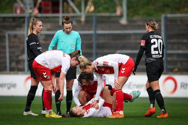 1 Women Bundesliga Koeln vs Freiburg, 11 12 2022 Alena Bienz 11, 1 FC Koeln injured 1 FC Koeln vs SC Freiburg on matchday 10 of the Flyeralarm Womens Bundesliga on 11 12 2022 at Franz Kremer Stadium in Koeln North Rhine Westphalia DFL REGULATIONS PROHIBIT ANY USE OF PHOTOGRAPHS AS IMAGE SEQUENCES AND OR QUASI VIDEO Copyright: xBEAUTIFULxSPORTS AxelxKohringx