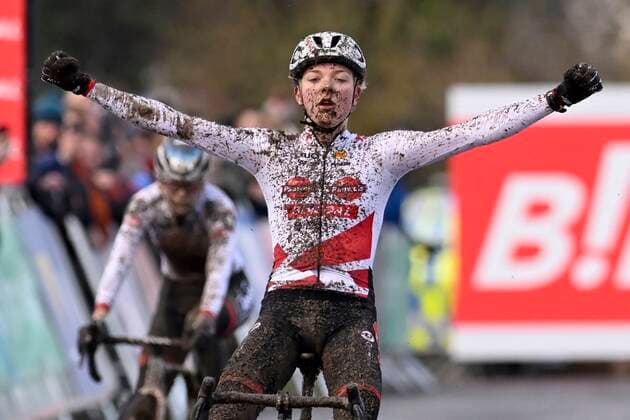 Bilder des Jahres 2022, Sport 12 Dezember Sport Themen der Woche KW49 DUBLIN, IRELAND - DECEMBER 11 : Van Empel Fem (NED) of Pauwels Sauzen - Bingoal celebrates the win during the 9th leg of the women elite UCI cyclo-cross World Cup 2022 - 2023 race, the Dublin cyclocross on December 11, 2022 in Dublin, Ireland, 11 12 2022 ( UCI Cyclo-Cross World Cup race Dublin 2022 PhotoNews Panoramic 