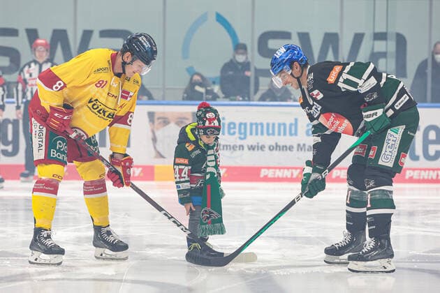 Sport Themen der Woche KW49 DEL Augsburger Panther - Duesseldorfer EG 11.12.2022 Stephen MaCAULAY (DEG 81) und Adam PAYERL (AEV 11) bekommen vom Puckkind das Spielgeraet *** DEL Augsburg Panthers Duesseldorfer EG 11 12 2022 Stephen MaCAULAY DEG 81 and Adam PAYERL AEV 11 get the game gear from the puck kid Copyright: xBEAUTIFULxSPORTS Goldbergx