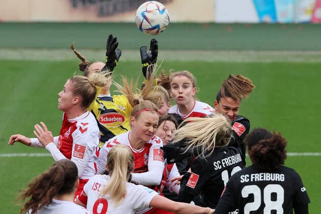 Sport 1 FC Köln vs SC Freiburg, football women, 1 Bundesliga, Köner defense with goalkeeper Jasmin Pal 1 FC Köln, in yellow , picture , 11 12 2022
