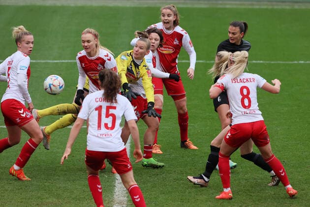 Sport 1 FC Köln vs SC Freiburg, football women, 1 Bundesliga, Köner defense with goalkeeper Jasmin Pal 1 FC Köln, in yellow , picture , 11 12 2022