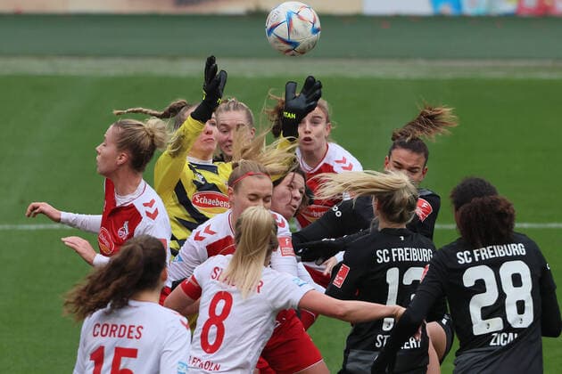 Sport 1 FC Köln vs SC Freiburg, football women, 1 Bundesliga, Köner defense with goalkeeper Jasmin Pal 1 FC Köln, in yellow , picture , 11 12 2022