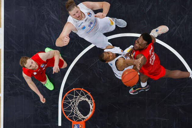 Sport Themen der Woche KW49 rechts Solomon Young (Brose Bamberg, 22) MItte Tremmell Darden (Syntainics MBC) links Christian Sengfelder (Brose Bamberg, 43) Brose Bamberg - Syntainics MBC - easyCredit-BBL - Basketball Bundesliga Saison 2022 23 9. Spieltag, 11.12.2022, Bamberg, Brose Arena Foto: Daniel Löb Loeb *** right Solomon Young Brose Bamberg, 22 MItte Tremmell Darden Syntainics MBC left Christian Sengfelder Brose Bamberg, 43 Brose Bamberg Syntainics MBC easyCredit BBL Basketball Bundesliga Saison 2022 23 9 Spieltag, 11 12 2022, Bamberg, Brose Arena Foto Daniel Löb Loeb Copyright: DanielxLöb