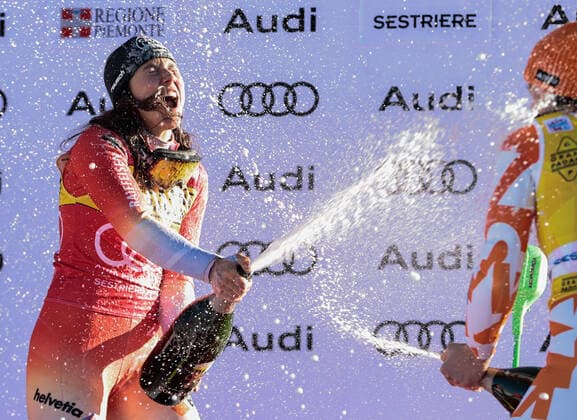 Bilder des Jahres 2022, Sport 12 Dezember Sport Themen der Woche KW49 Sport Bilder des Tages December 11, 2022, Sestriere, Italy: SKIING - FIS SKI WORLD CUP, & xA;Women s Slalom& xA;Sestriere, Piemonte, Italy& xA;Winnner HOLDENER Wendy& xA;& xA;& xA; alpine ski race - 2022 Alpine Skiing World Cup - Women Slalom, Sestriere, Italy  - ZUMAl164 20221211_zsa_l164_173 Copyright: xSergioxBisix