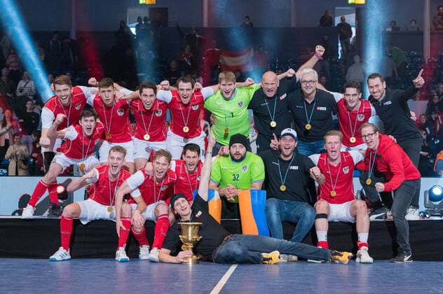 Bilder des Jahres 2022, Sport 12 Dezember Sport Bilder des Tages EuroHockey Indoor Championships Men 2022, Finale Deutschland vs. Österreich EuroHockey Indoor Championships Men, Hamburg 08.12-11.12.2022, Finale Deutschland vs. Österreich und Siegerehrung, Hallenhockey Europameister 2022 Herren, Team Österreich *** EuroHockey Indoor Championships Men 2022, Final Germany vs Austria EuroHockey Indoor Championships Men, Hamburg 08 12 11 12 2022, Final Germany vs Austria and Award Ceremony, European Indoor Hockey Champions 2022 Men, Team Austria Copyright: xBEAUTIFULxSPORTS Mohwinkelx